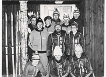 Äkäslompolon lumileiri -80 luvun alussa. vas.eturivi: Arto Tölmälä, Esa Kärkkäinen, Antero Varjonen. takana Ilkka Vaskikallio, Kari Stenholm, Kirsti Nikkilä, Markku Nikkilä, Eero Sermiö, Kari Santapukki, Raili Varjonen, Juhani Huhtinen