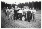 Talkooväkeä Hännisen Sampon pellolla 24.8.1964. Vasemmalta Yrjö Kuki, Antti Norrena, Osmo Varjonen, Voitto Jokinen, Vilho Jaatinen, Vilho Komi, Voitto Mäenpää, Tage Andersson, Veijo Hovi, Tauno Mustonen, Matti Kuisma, Aune Silvennoinen, Kauko Koivuniemi, Timo Kuhmonen.